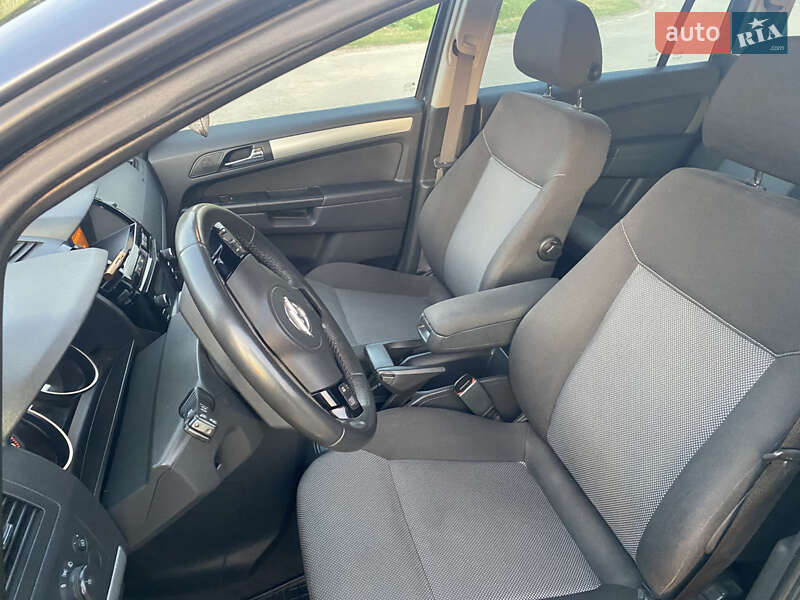 Мінівен Opel Zafira 2010 в Ромнах