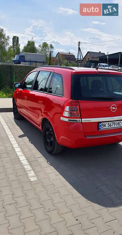 Минивэн Opel Zafira 2012 в Вараше