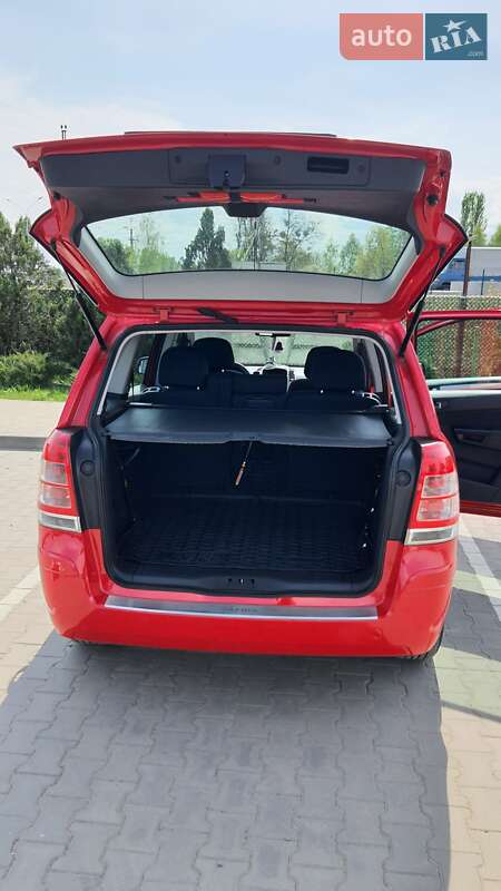 Минивэн Opel Zafira 2012 в Вараше