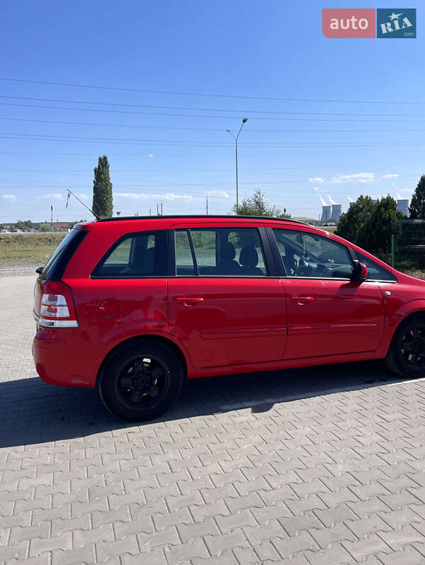 Минивэн Opel Zafira 2012 в Вараше