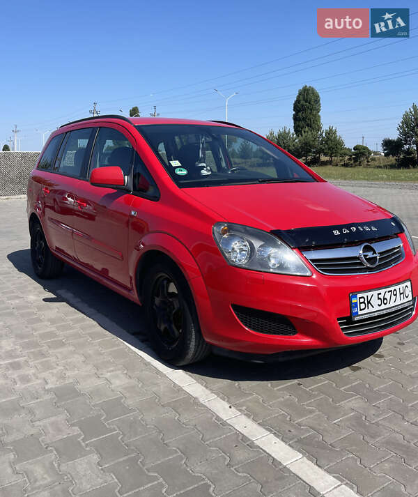 Минивэн Opel Zafira 2012 в Вараше