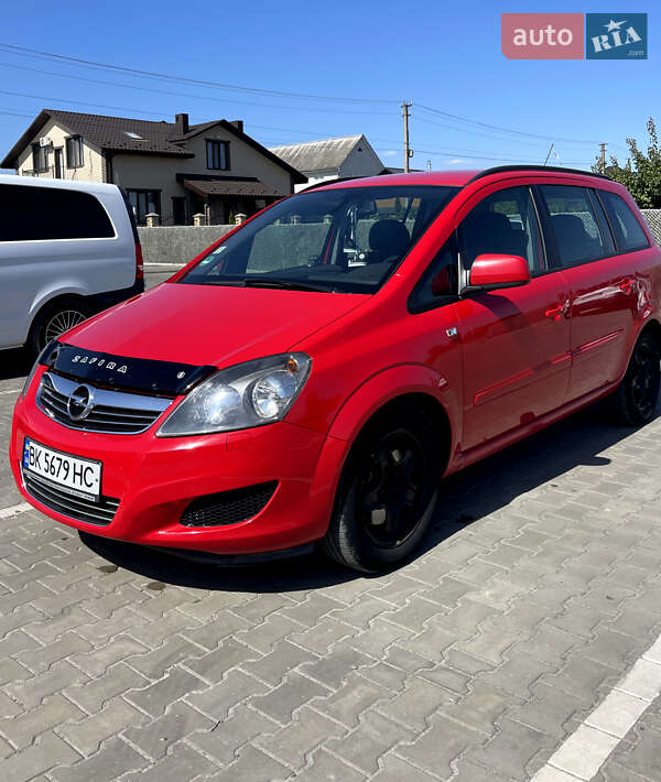 Минивэн Opel Zafira 2012 в Вараше