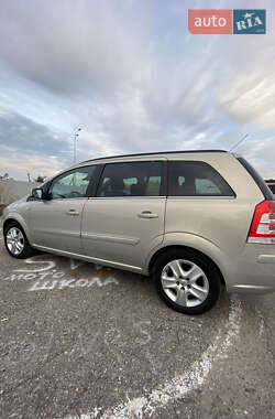 Минивэн Opel Zafira 2010 в 