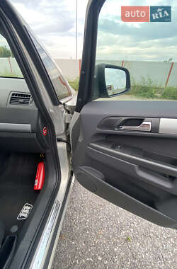 Минивэн Opel Zafira 2010 в 