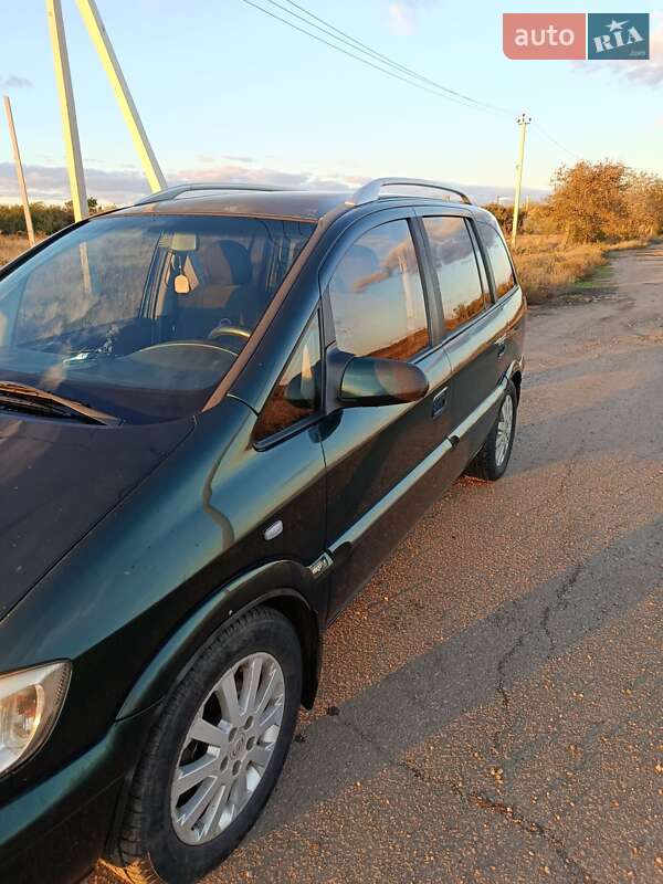 Минивэн Opel Zafira 2004 в Раздельной