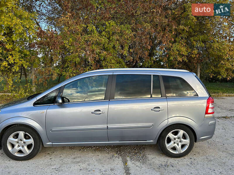 Минивэн Opel Zafira 2008 в Александрие