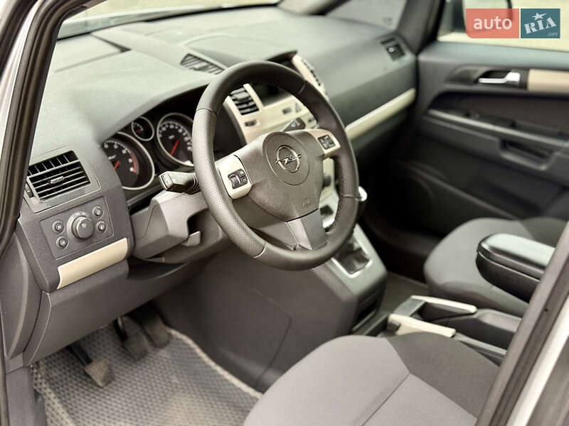 Минивэн Opel Zafira 2008 в Киеве