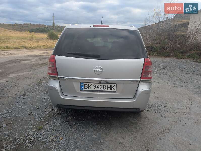 Минивэн Opel Zafira 2010 в Ровно