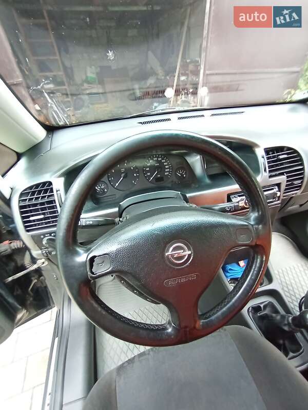 Минивэн Opel Zafira 2002 в Дубно