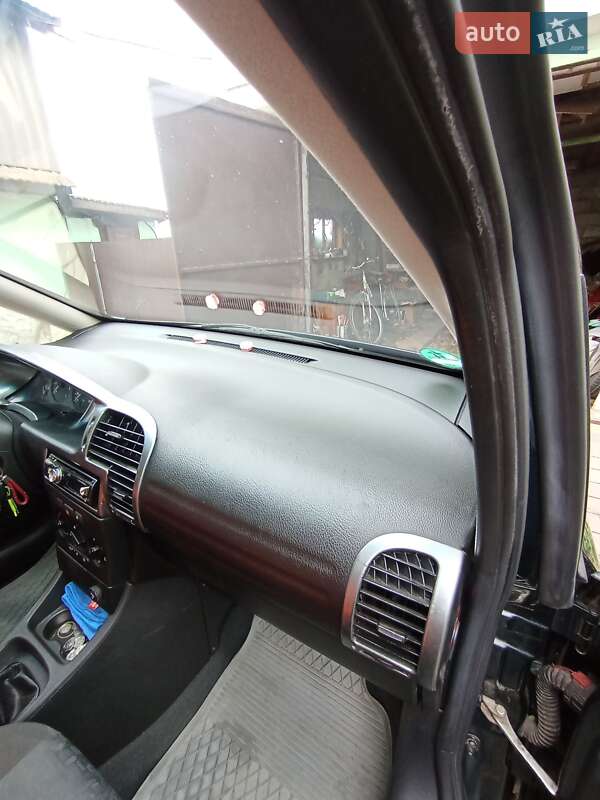 Минивэн Opel Zafira 2002 в Дубно