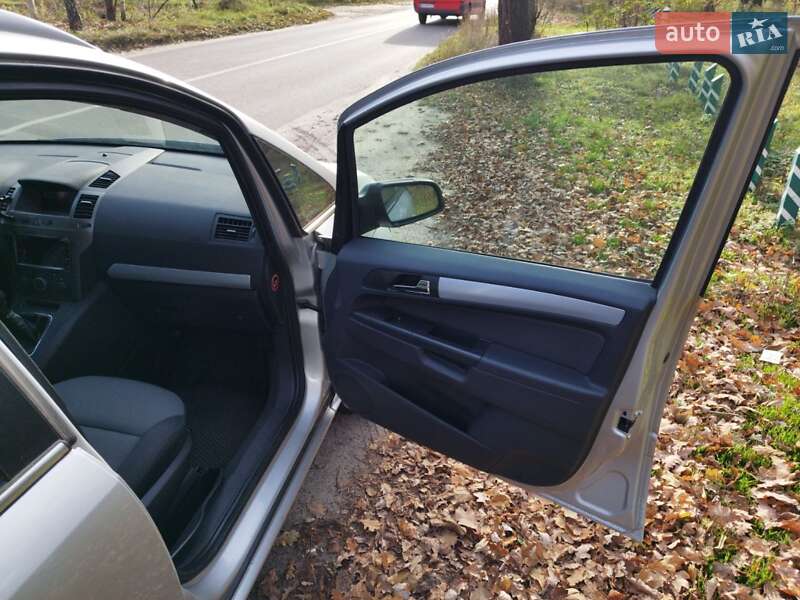 Минивэн Opel Zafira 2006 в Киеве