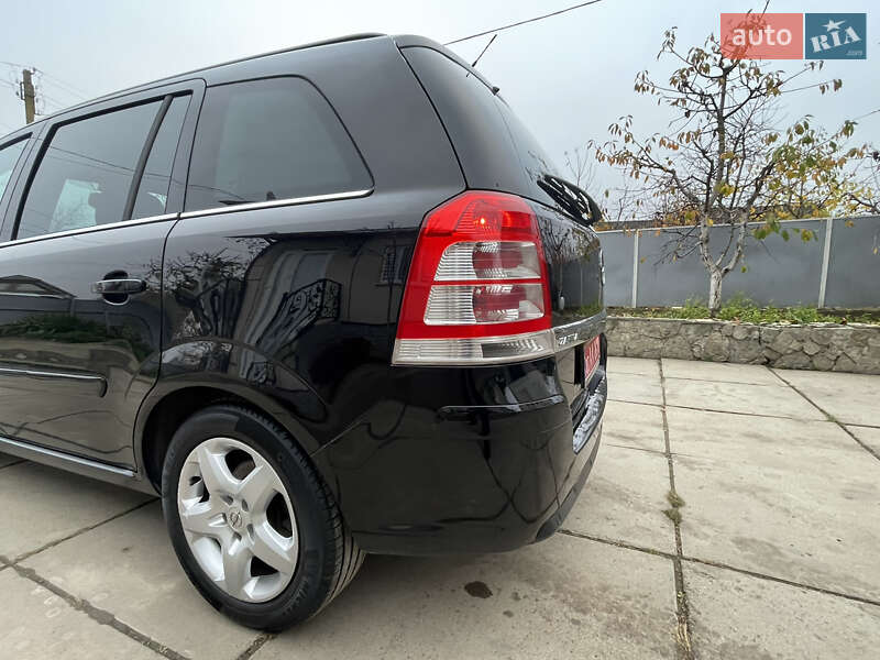 Мінівен Opel Zafira 2011 в Хотині