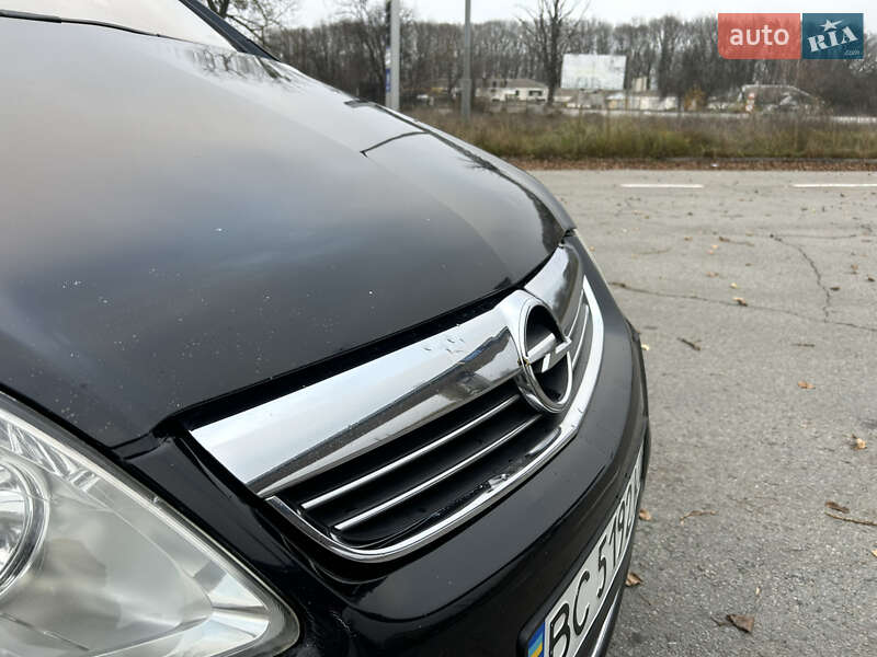 Минивэн Opel Zafira 2010 в Коростене