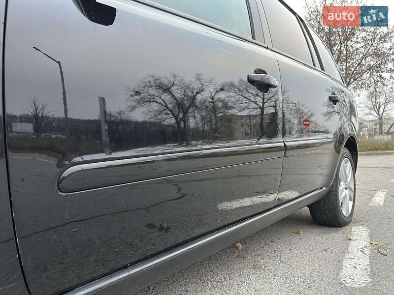 Минивэн Opel Zafira 2010 в Коростене