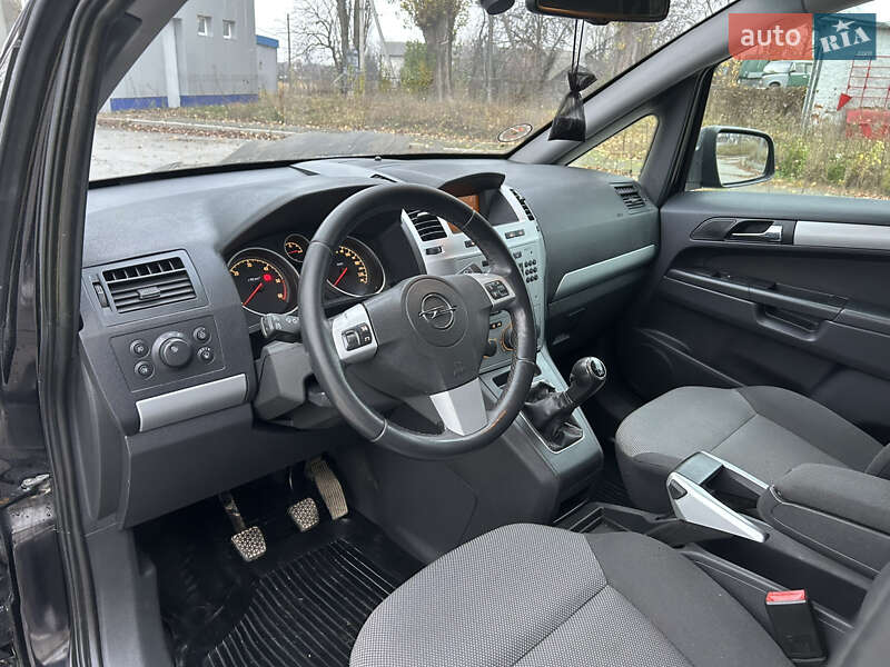 Минивэн Opel Zafira 2010 в Коростене