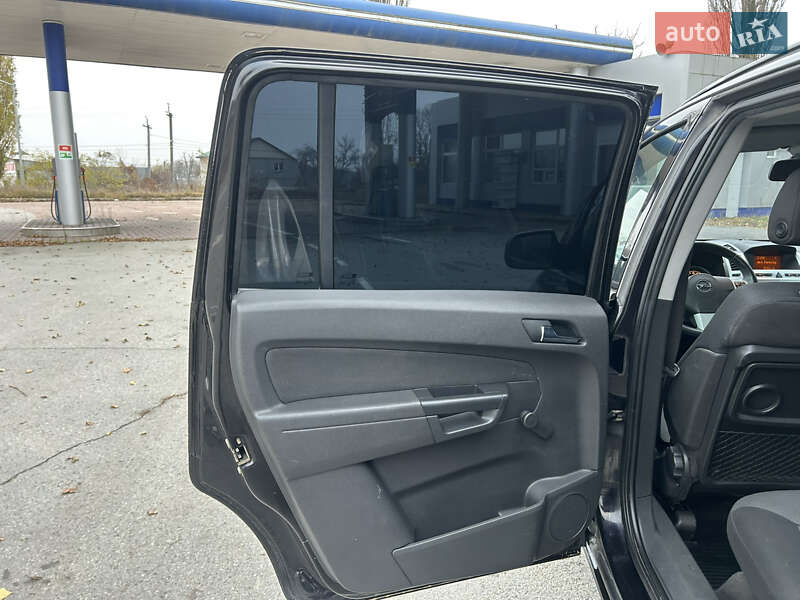 Минивэн Opel Zafira 2010 в Коростене