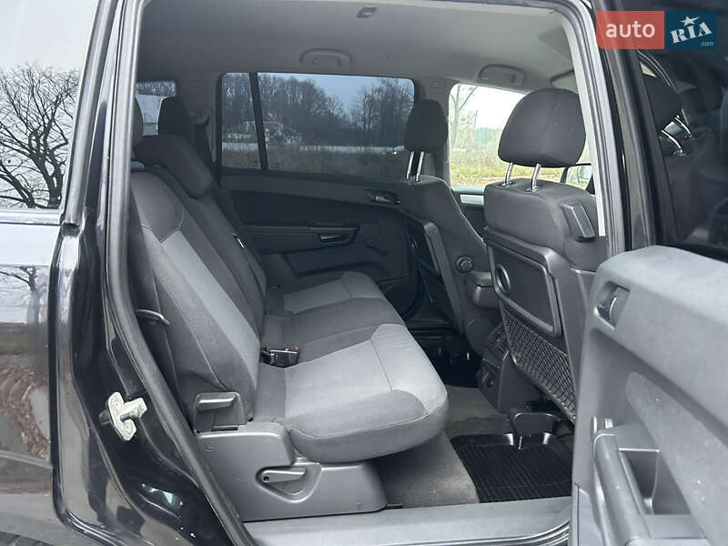 Минивэн Opel Zafira 2010 в Коростене