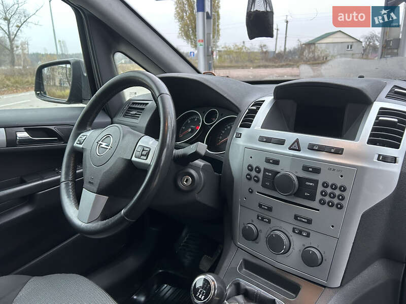 Минивэн Opel Zafira 2010 в Коростене