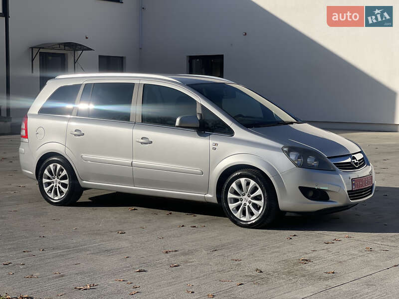 Минивэн Opel Zafira 2010 в Луцке