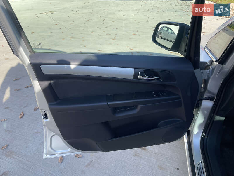 Минивэн Opel Zafira 2010 в Луцке