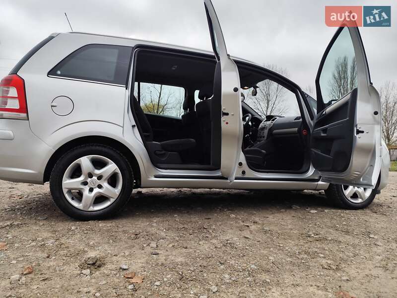 Минивэн Opel Zafira 2008 в Киеве