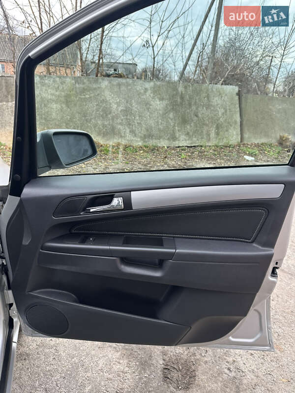 Минивэн Opel Zafira 2007 в Хороле