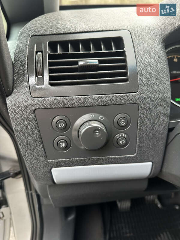 Минивэн Opel Zafira 2007 в Хороле