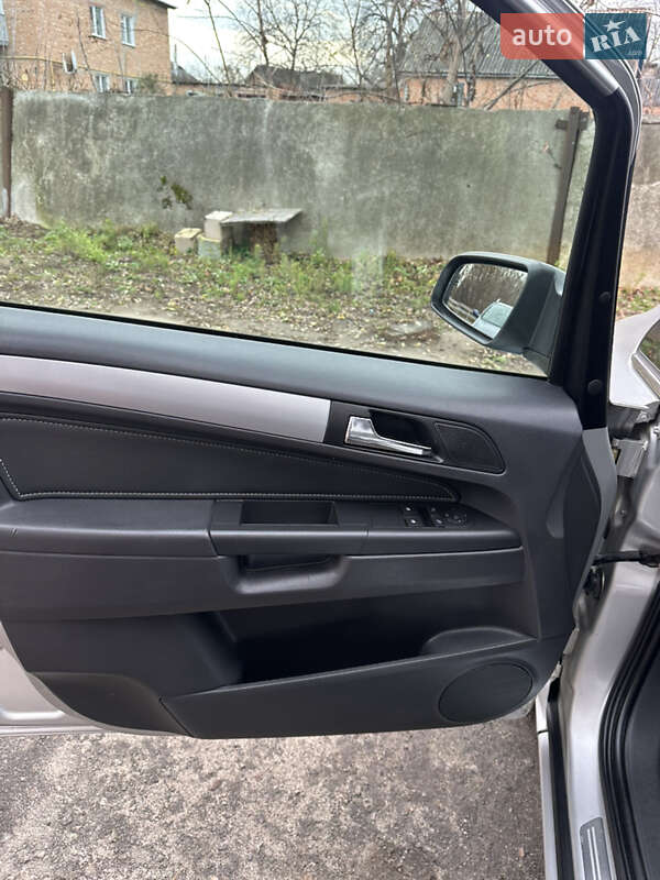 Минивэн Opel Zafira 2007 в Хороле