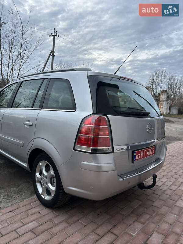 Минивэн Opel Zafira 2007 в Хороле