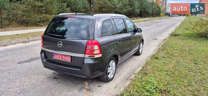 Мінівен Opel Zafira 2011 в Вараші