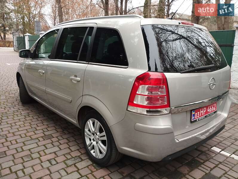 Минивэн Opel Zafira 2010 в Дубно