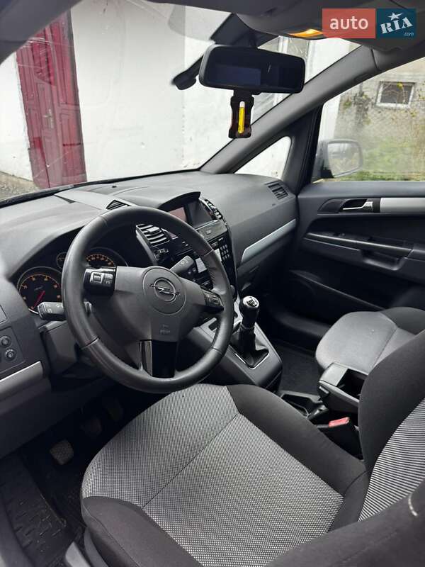 Мінівен Opel Zafira 2011 в Почаєві