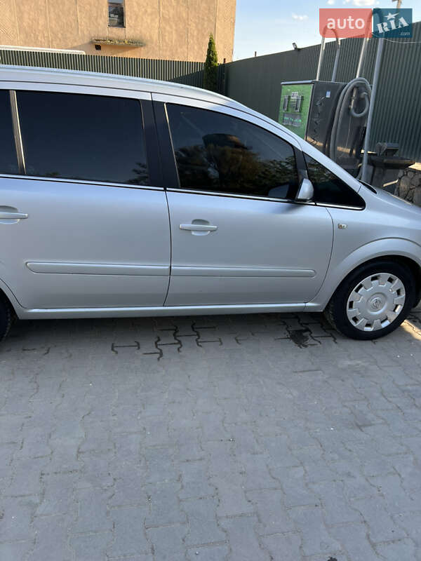 Минивэн Opel Zafira 2008 в Волочиске