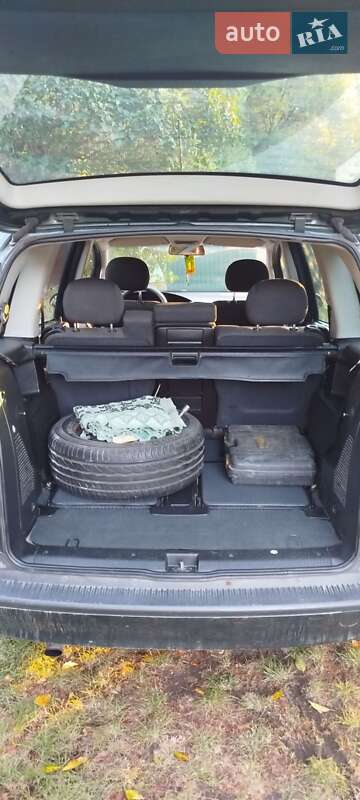 Минивэн Opel Zafira 2004 в Мироновке