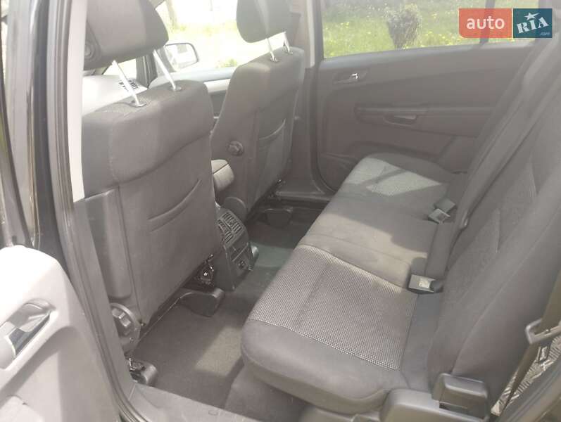 Минивэн Opel Zafira 2011 в Косове