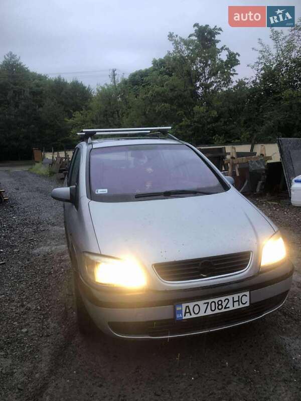Минивэн Opel Zafira 2001 в Иршаве