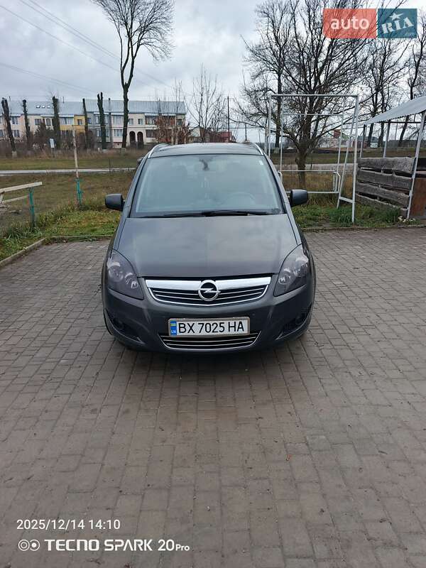Минивэн Opel Zafira 2013 в Волочиске