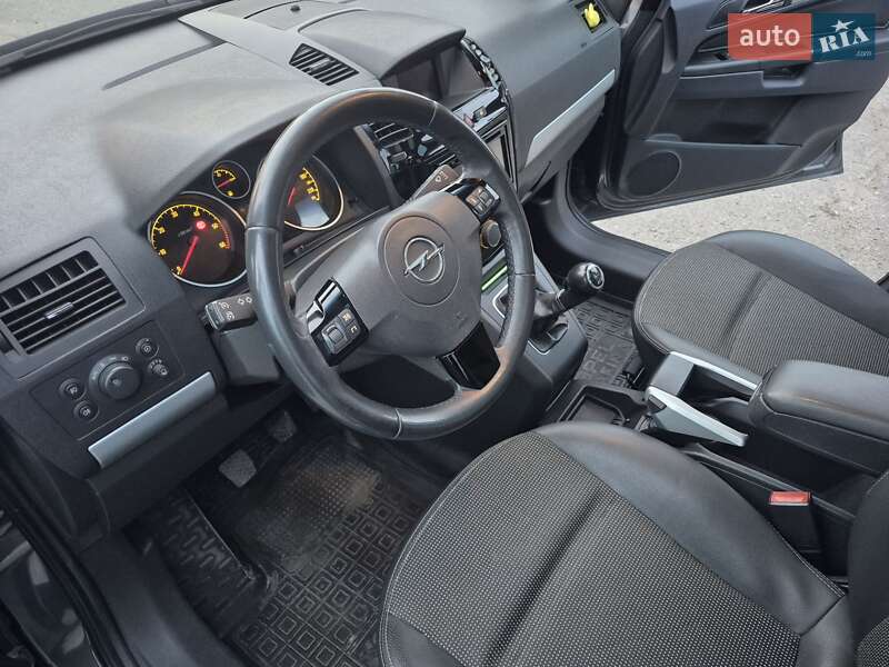 Минивэн Opel Zafira 2010 в Днепре