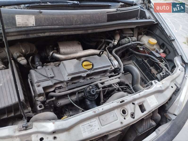 Мінівен Opel Zafira 2004 в Радомишлі