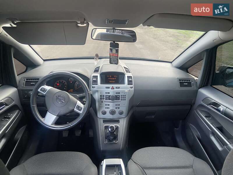 Минивэн Opel Zafira 2009 в Сарате