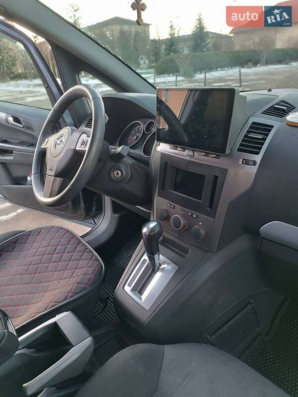 Минивэн Opel Zafira 2006 в Долине