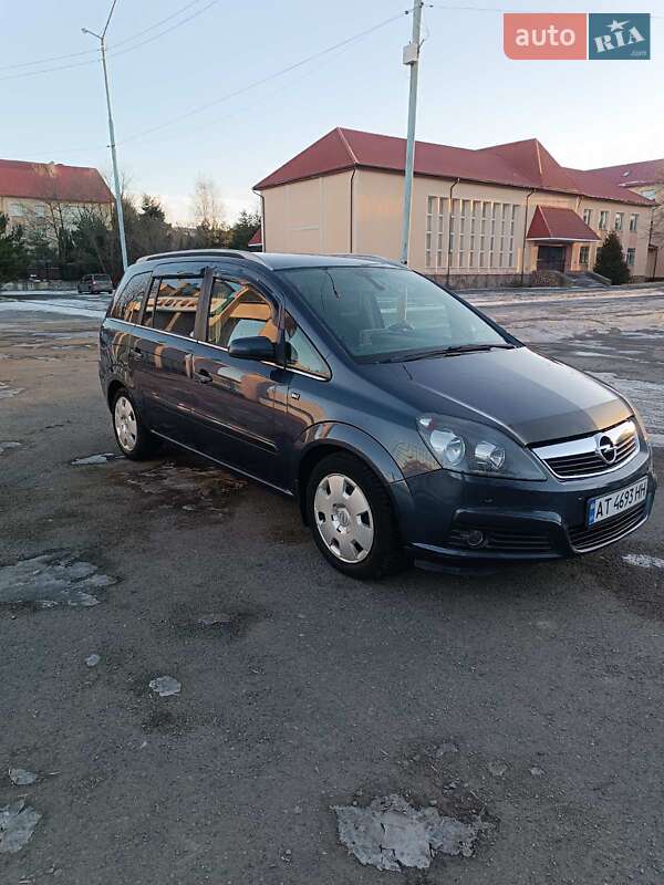 Минивэн Opel Zafira 2006 в Долине