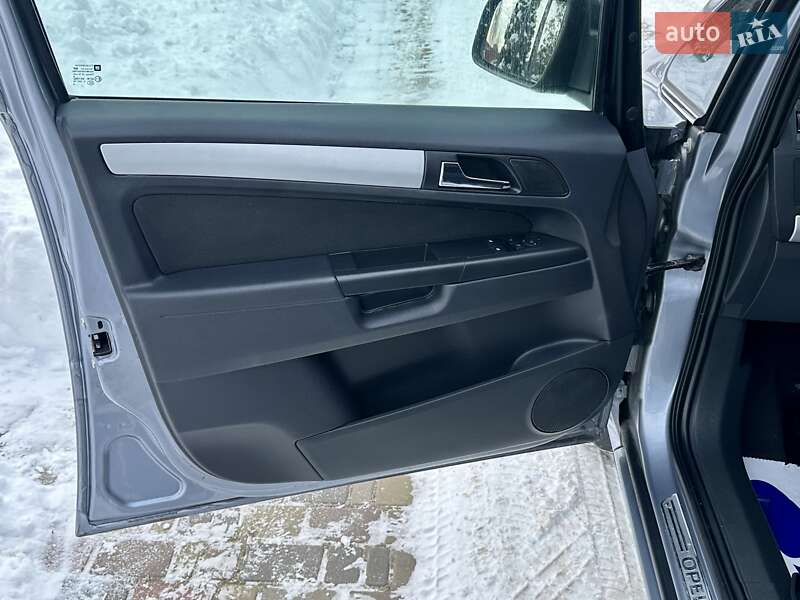 Минивэн Opel Zafira 2010 в Владимирце