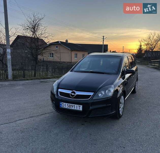 Минивэн Opel Zafira 2006 в Долине