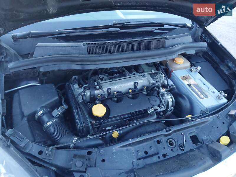 Минивэн Opel Zafira 2006 в Долине
