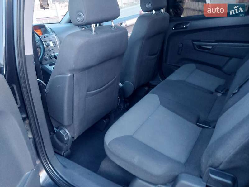Минивэн Opel Zafira 2006 в Долине