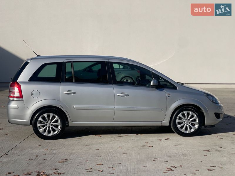 Минивэн Opel Zafira 2010 в Луцке