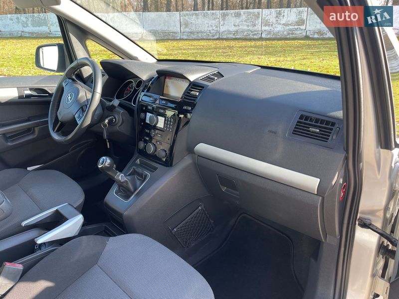 Минивэн Opel Zafira 2010 в Луцке