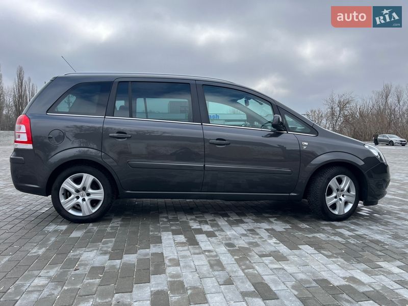 Минивэн Opel Zafira 2010 в Хороле