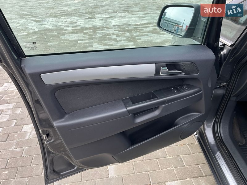 Минивэн Opel Zafira 2010 в Хороле